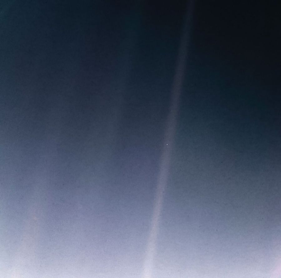 Země jako nepatrný bod v paprsku rozptýleného světla. Data pořídil Voyager 1 v roce 1990.