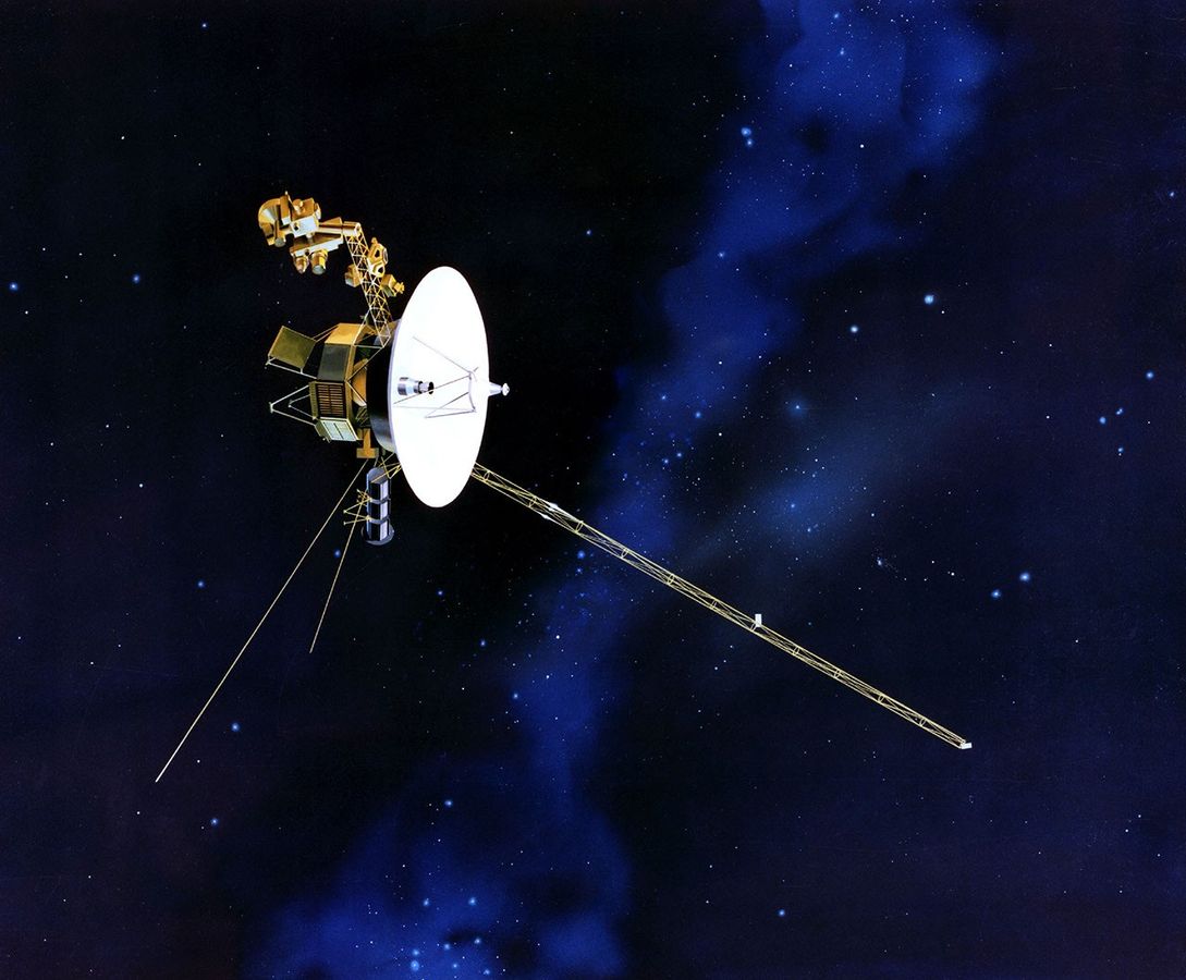 Umělecká představa identické konstrukce sond Voyager.